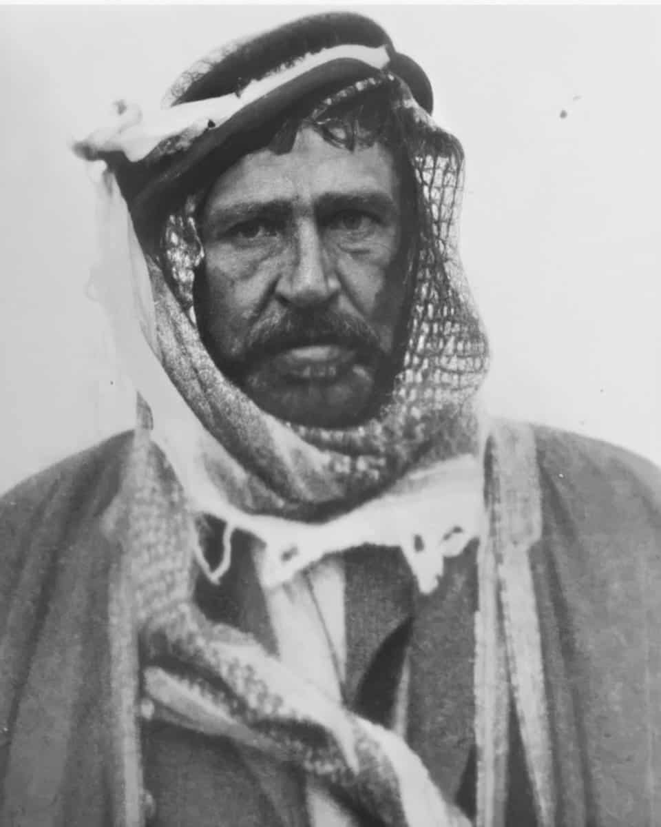 من هو ابن مهيد مصوت بالعشاء و ما هي قصته ؟