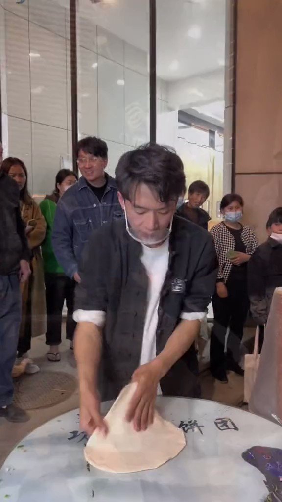 خباز ياباني يصنع الفطيرة بطريقة استعراضية