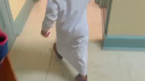 طفل سعودي يُعايد زملائه الطلاب في أمريكا بمناسبة عيد ال