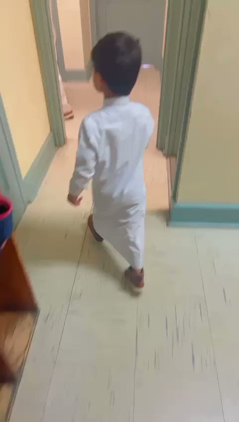 طفل سعودي يُعايد زملائه الطلاب في أمريكا بمناسبة عيد ال