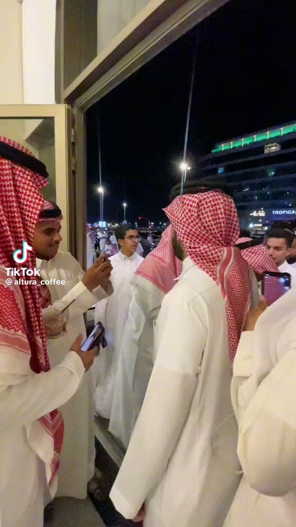 لحظة دخول سعود القحطاني إلى المقهى اللذي طلب صاحبه دعم