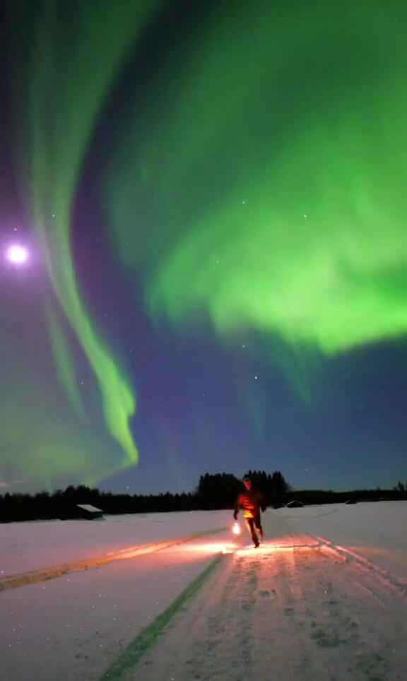 مصور يوثق لحظة ساحرة لظهور الشفق القطبي في سماء فنلندا