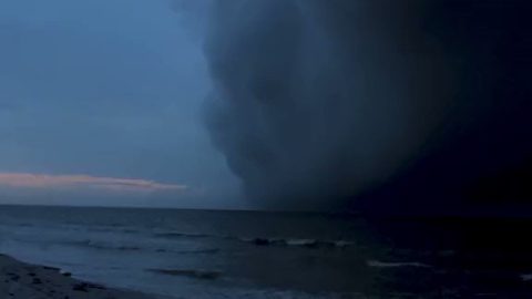 مظهر مهيب لعاصفة عملاقة على المحيط